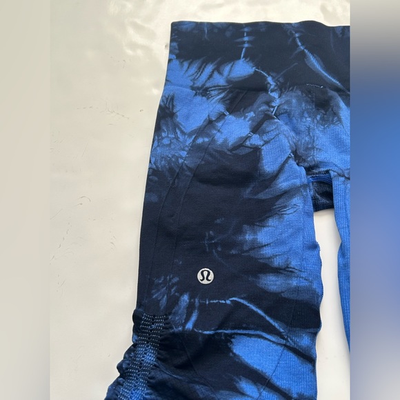 Lululemon Blue and Black Tie Dye In The Flow Crop Leggings Sz 4 - Picture 5 of 8